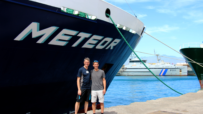 Prof. Dr. Arne Körtzinger (GEOMAR) und Prof. Dr. Burkard Baschek (HZG) vor dem Forschungsschiff METEOR im Hafen von Mindelo. Foto: Björn Fiedler/GEOMAR