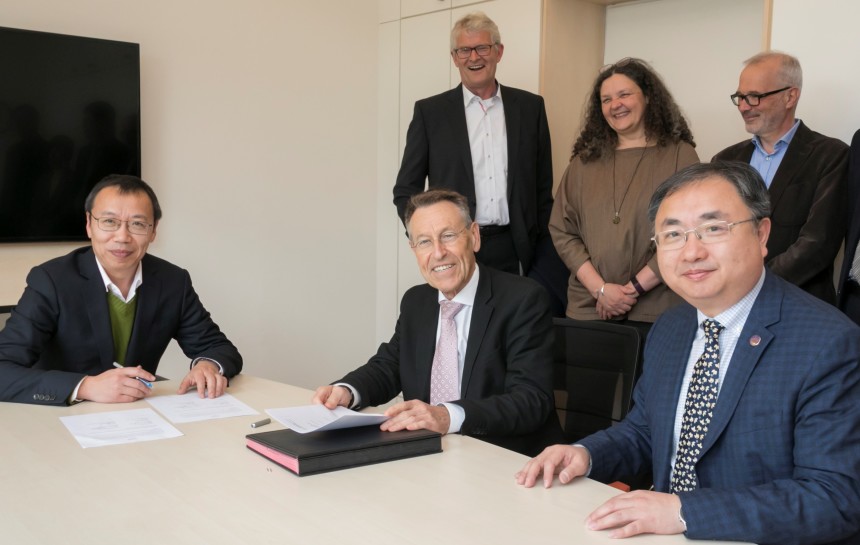 Prof. Dr. Chaolun Li, Prof. Dr. Wolfgang Kaysser und Prof. Dr. Fan Wang sitzend, Stehend: Prof. Dr. Kay Emeis, Corinna Schrum, Prof. Dr. Ralf Ebinghaus.