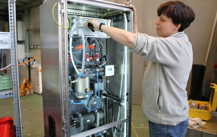 Wissenschaftlerin an der Ferrybox