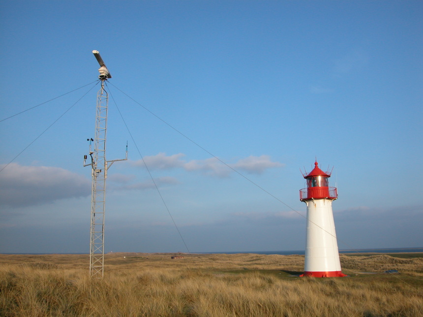 Wellenradar und Leuchtturm auf Sylt.