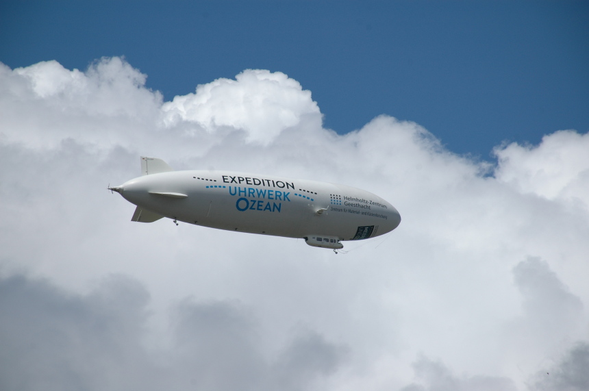 Zeppelin vor den Wolken