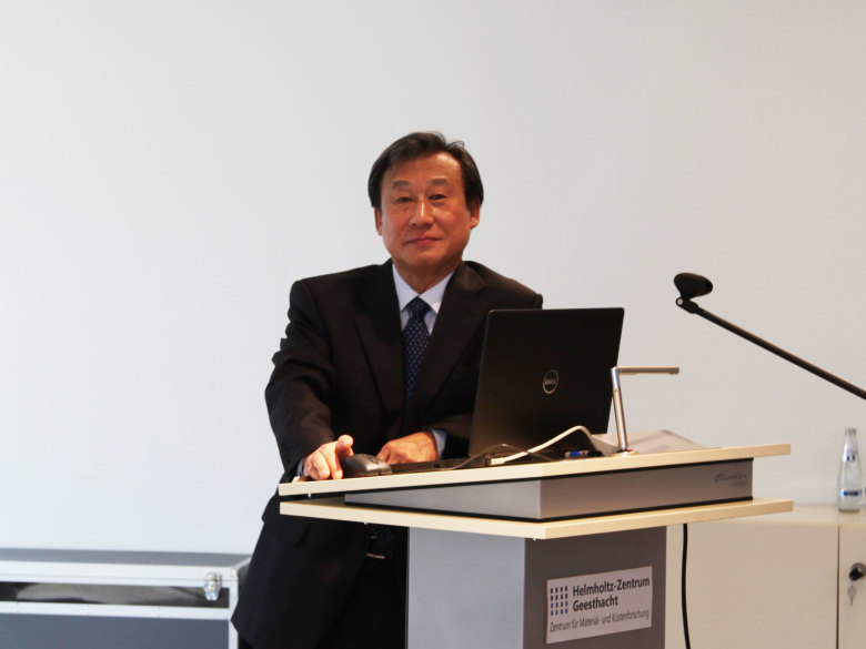 Experte für Wirkstofffreisetzung, Professor Kinam Park hält einen Gastvortrag