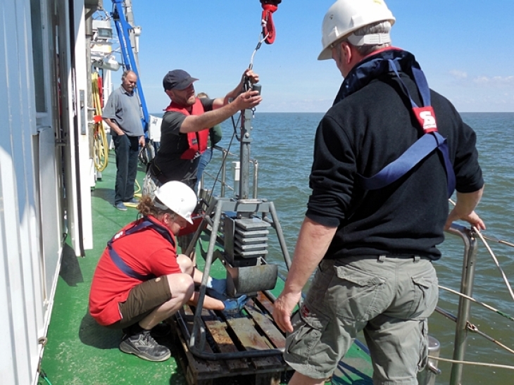 Kastengreifer zur Sedimentprobennahme im vorgelagerten Seegebiet der Elbe (Probe 18), genommen vom Forschungsschiff "Ludwig Prandtl" am 15.06.14 (Foto: Ulrike Kleeberg) Dscn5871 K