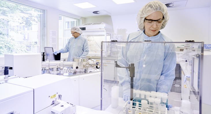 Wissenschaftler untersuchen Ultraspurenanalyse im Reinraum Labor