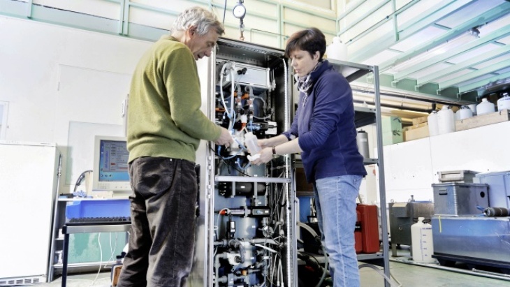 Scientist calibrate a FerryBox in the laboratory.-image: Christian Schmid/Hereon-