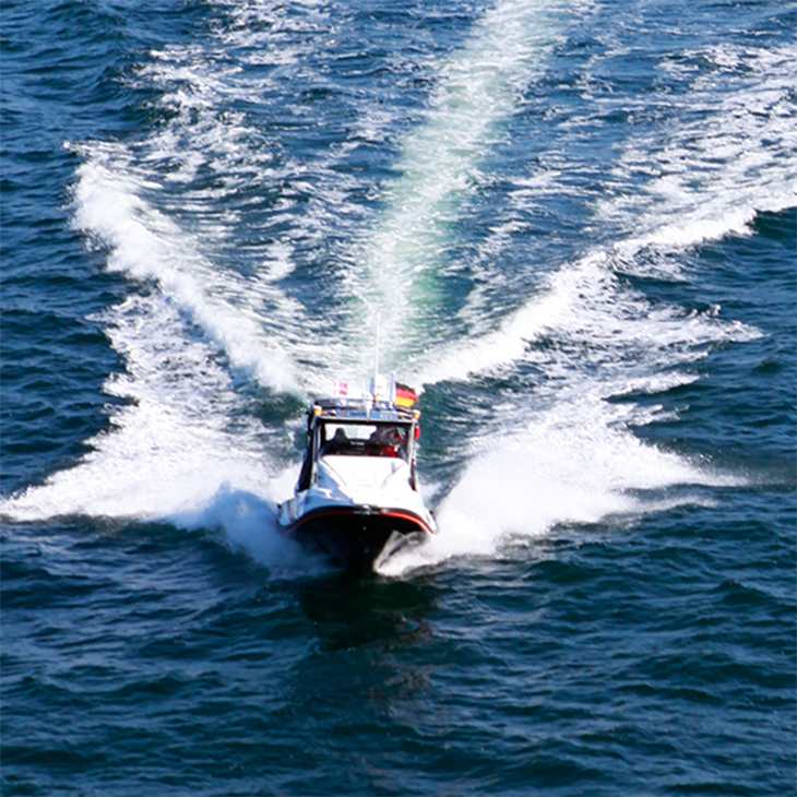 Speedboat Eddy runs towards an eddy during the Expedition. <i>-image: Torsten Fischer/Hereon-</i> Speedboat Eddy runs towards an eddy during the Expedition. -image: Torsten Fischer/Hereon-