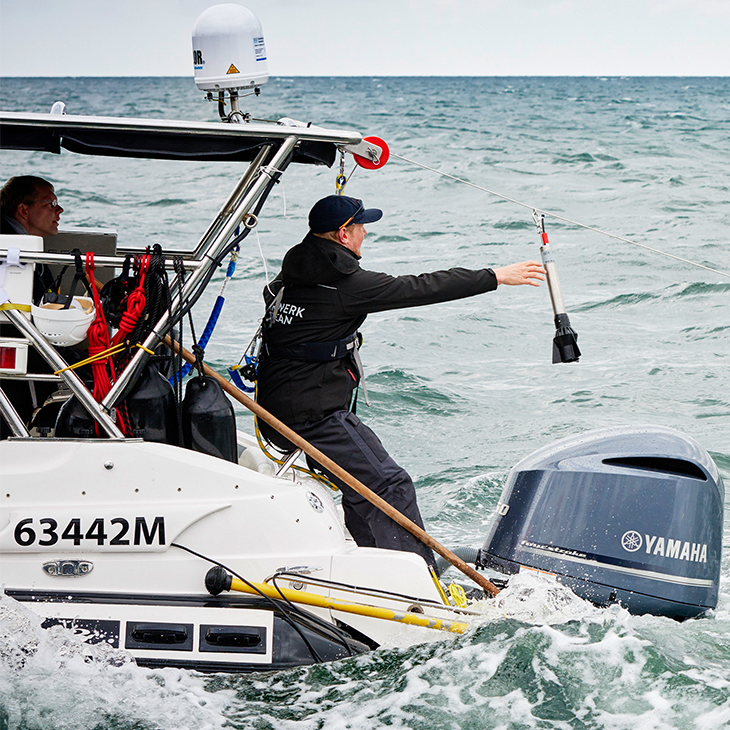 CTD attached at the towed instrument chain used on speedboat <i>Eddy</i>. <i>-image: Christian Schmid/Hereon-</i> CTD attached at the towed instrument chain used on speedboat Eddy. -image: Christian Schmid/Hereon-