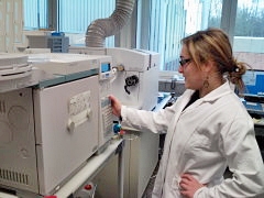 Adriana working at the GC-ICP-MS