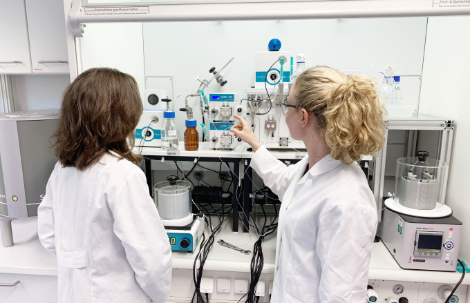 /imperia/md/images/hzg/institut_fuer_polymerforschung/geesthacht/fittosize__680_0_aafe59b25f363ae2b8b216675ee2656f_katharina_karina_abzug_quer_img_3047_zuschnitt.jpg
