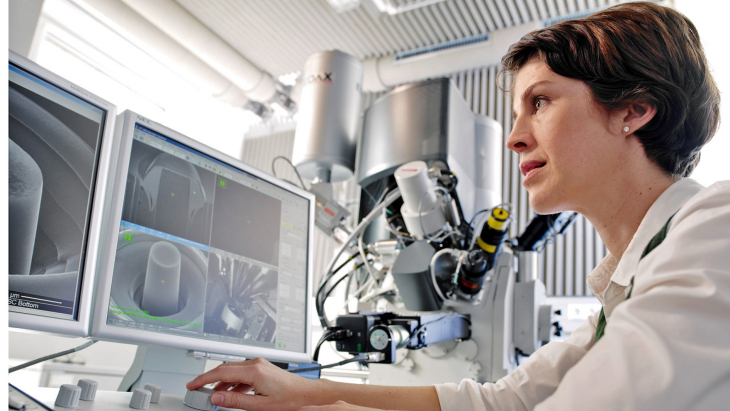 Frau am Gerät, Elektronenmikroskop