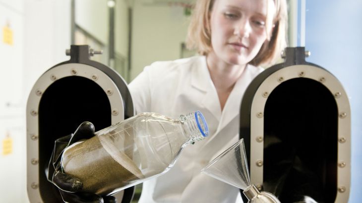 Handling of hydrogen storage material powders in glovebox under protected atmosphere