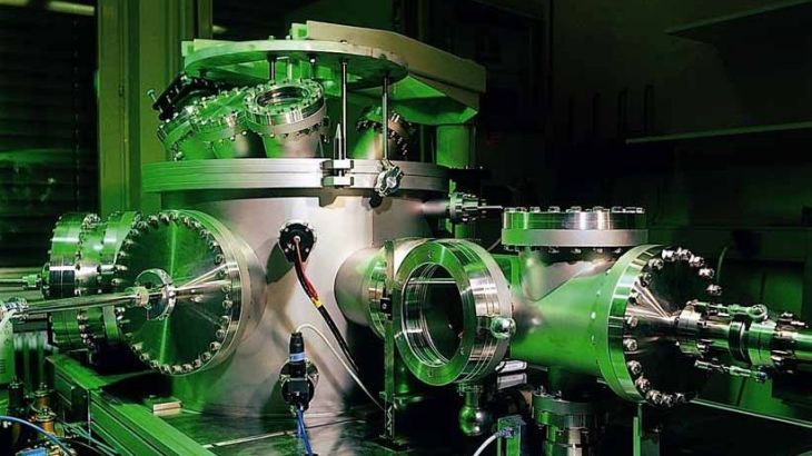 Ultrahigh vacuum sputtering chamber for preparation of X-ray mirror multilayers