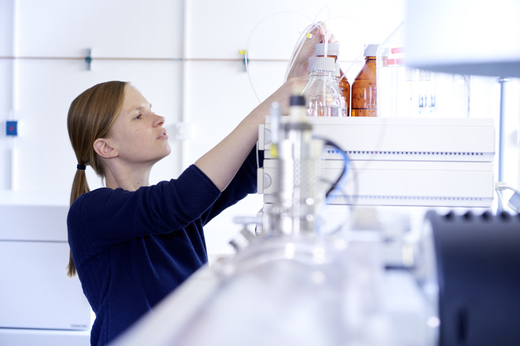 The institute provides unique laboratories and measurement equipment for chemical analysis. Photo: HZG/Christian Schmid Scientist in laboratory