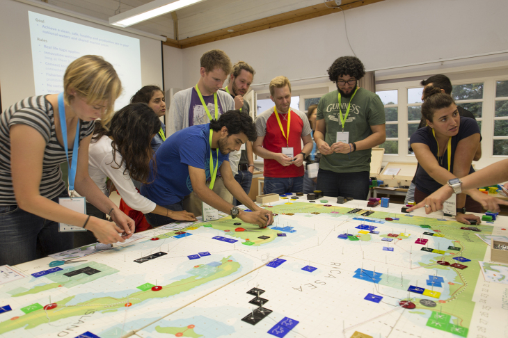 Das Programm umfasste neben Exkursionen und Forschungsschiff-Tagesfahrten insgesamt rund 20 Seminare und Workshops unterschiedlicher Fachdisziplinen rings um das Schwerpunktthema der Sommerschule. Foto: S. Kube / IOW Teilnehmer bei einem Workshop