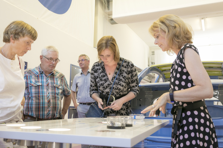 Prof. Regine Willumeit-Römer (rechts) erklärt der interssierten Politikerin die wissenschaftlichen Hintergründe zu Magnesium-Implantaten.