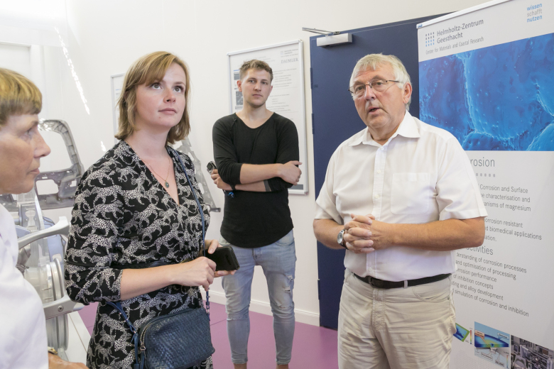 MagIC-Leiter Prof Dr. Karl Ulrich Kainer berichtete Gyde Jensen über die Arbeit des Instituts zu den Leichtbaumaterialien der Zukunft.