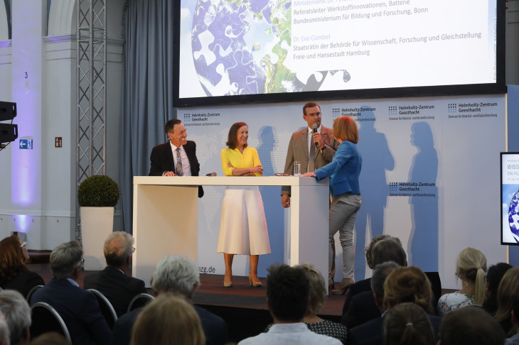 V.l.n.r. Prof. Wolfgang Kaysser, Dr. Eva Gümbel, Dr. Peter Schroth und Vera Cordes. Foto: HZG/Jan-Timo Schaube Prof. Wolfgang Kaysser, Dr. Eva Gümbel, Dr. Peter Schroth und Vera Cordes bei ihrem Vortrag
