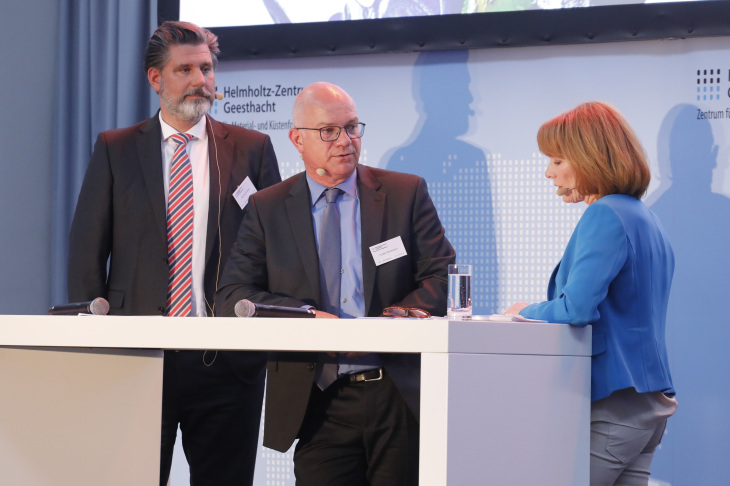 Henning Scheel und Dr. Torsten Brinnkmann im Gespräch mit Vera Cordes. Foto: HZG/Jan-Timo Schaube Henning Scheel und Dr. Torsten Brinnkmann im Gespräch mit Vera Cordes.