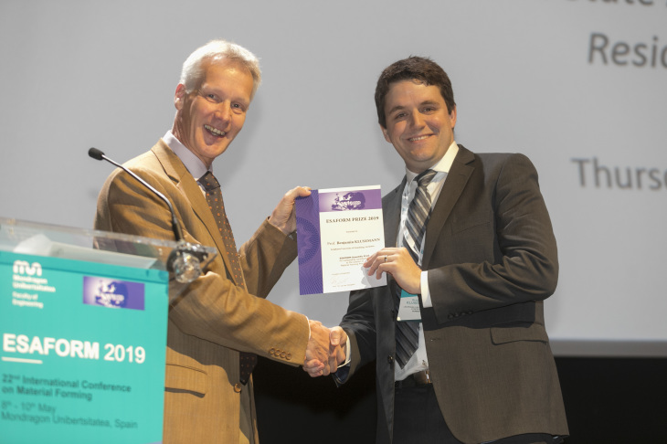 Der Präsident der ESAFORM, Prof. Ton van den Boogaard (links), überreicht die Urkunde an Prof. Benjamin Klusemann (rechts). Foto: Quintas Fotografos S. L Der Präsident der ESAFORM, Prof. Ton van den Boogaard (links), überreicht die Urkunde an Prof. Benjamin Klusemann (rechts)