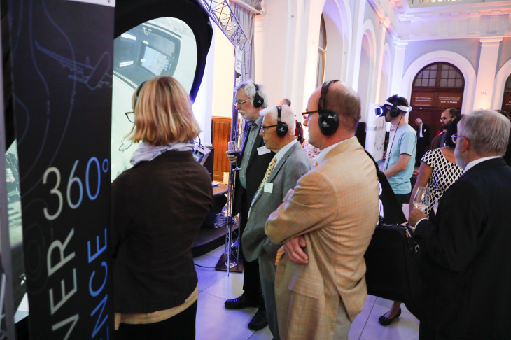 Im mobilen Dom gab es 360° Wissenschaft für alle. Foto: HZG/Jan-Timo Schaube 360° Wissenschaft für alle, die Besucher testen