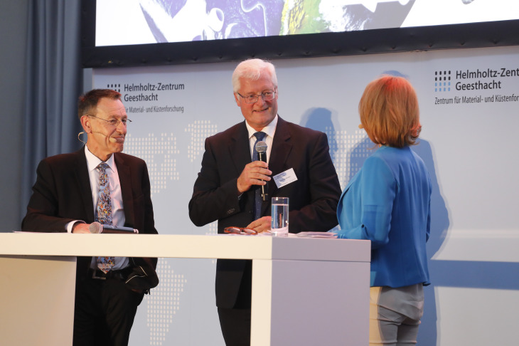 Prof. Wolfang Kaysser (li) mit seinem zukünftigen Nachfolger Prof. Matthias Rehahn (re) und Vera Cordes. Foto: HZG/Jan-Timo Schaube Henning Scheel und Dr. Torsten Brinnkmann im Gespräch mit Vera Cordes.