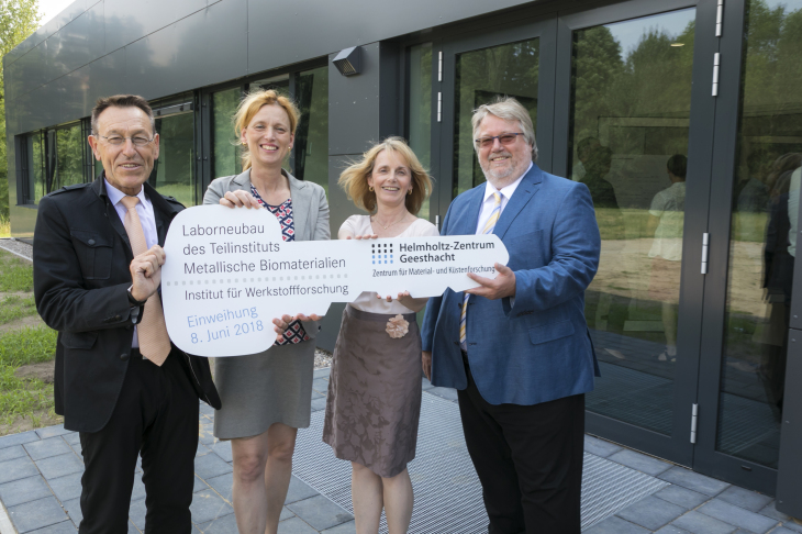 Prof. Dr. Wolfgang Kaysser,Karin Prien, Prof. Dr. Regine Willumeit-Römer, Dr. Herbert Zeisel halten einen Symbolschlüssel mit der Aufschrift Laborneubau für metallische Biomaterialien. Institut für Werkstoffforschung