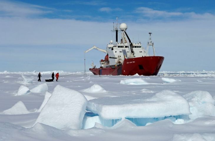 Das Royal Research Ship (RRS) James Clark Ross ist ein Versorgungs- und Forschungsschiff der British Antarctic Survey, benannt nach dem englischen Forscher James Clark Ross (1800-1862).
Foto: British Antarctic Survey (https://www.bas.ac.uk/) Das Royal Research Ship (RRS)