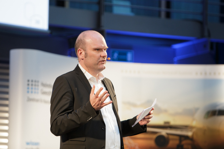Jan-Martin Wiarda moderierte die Veranstaltung. Foto: HZG/Gesine Born Jan-Martin Wiarda moderiert