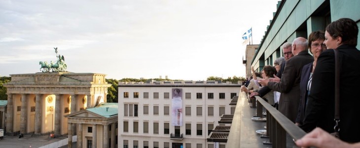 Vom Balkon des Allianz Forums aus hatten die Gäste der HZG-Jahrestagung einen freien Blick auf das Brandenburger Tor in Berlin. Foto: HZG/Gesine Born Die Gäste stehen auf dem Balkon mit dem Blick auf das Berliner Tor