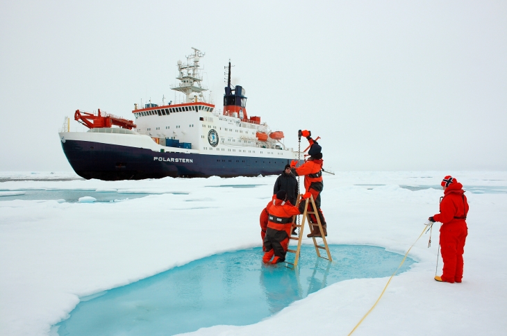 Messung der Dicke des Meereises im Arktischen Ozean mit Hilfe von Eisbohrern. Das Forschungsschiff im Hintergrund ist die RV Polarstern, ein deutscher Eisbrecher des Alfred-Wegener-Instituts, Helmholtz-Zentrum für Polar- und Meeresforschung.
Foto: Stefan Hendricks, Alfred-Wegener-Institut Wissenschaftler messen die Dicke des Meereises mit Eisbohrern, im Hintergrund die Polarstern