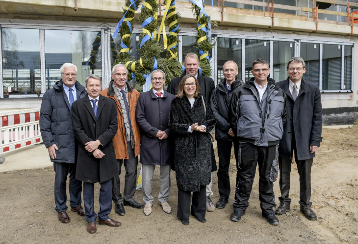 Feierten das CXNS-Richtfest: (v.l.): Matthias Rehahn und Martin Müller (beide HZG), Helmut Dosch (DESY), Volkmar Dietz (BMBF), Eva Gümbel (BWFG), Lutz Kipp (CAU), Edgar Weckert (DESY), Frank Duddeck (SBI Siemke & Co), Andreas Stierle (DESY). Foto: DESY/A. Heimken Matthias Rehahn und Martin Müller (beide HZG), Helmut Dosch (DESY), Volkmar Dietz (BMBF), Eva Gümbel (BWFG), Lutz Kipp (CAU), Edgar Weckert (DESY), Frank Duddeck (SBI Siemke & Co), Andreas Stierle (DESY) feierten das Richtfest