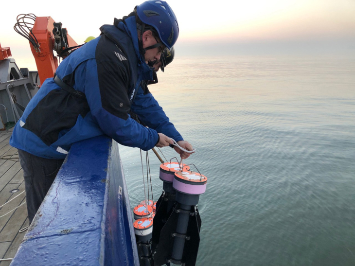 An Bord der FS Heincke setzen Forscher GPS-Drifter in der Nordsee aus. Foto: Thomas Badewien/ Universität Oldenburg 096 Cb Paper Westwarddrift Badewien 2