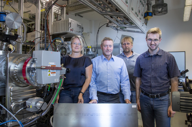 Dr. Angela Kruth, Prof. Klaus-Dieter Weltmann, Uwe Lindemann und Dr. Marcel Wetegrove (v.l.n.r.) mit Stahlwerkstoff für die zukünftige H2-Infrastuktur. Foto: INP Dr. Angela Kruth, Prof. Klaus-Dieter Weltmann, Uwe Lindemann und Dr. Marcel Wetegrove mit Stahlwerkstoff