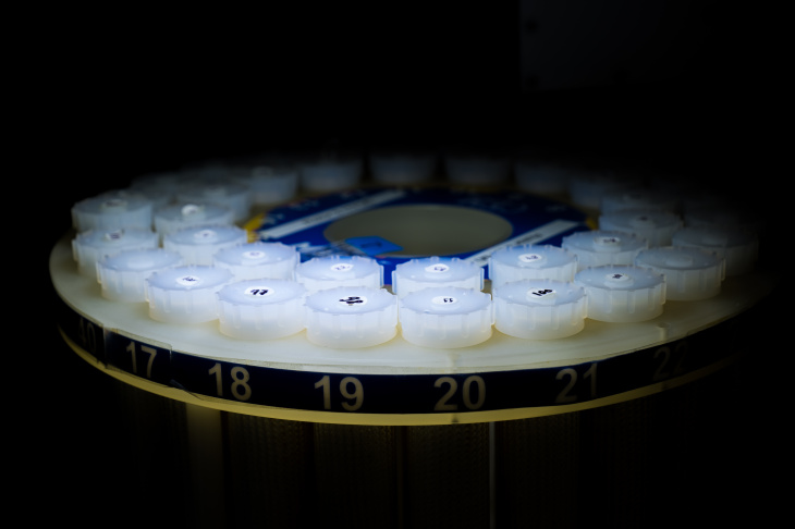 In diesen Gefäßen werden die Proben aufbereitet und anschließend den Mikrowellen ausgesetzt. Danach werden die Materialien mit einem Massenspektrometer untersucht. Foto: HZG/Steffen Niemann Probengefäß