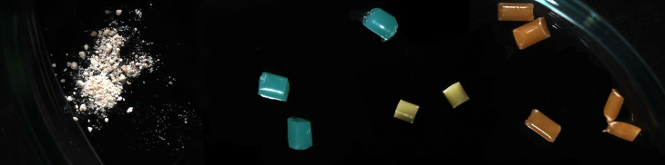 Die verschiedenen Materialien sind zwischen mehreren Millimetern (größere Partikel) bis hin zu unter 100 Mikrometer klein. Die Form der Partikel selbst spielt für das neue Verfahren keine Rolle. Foto: HZG/Lars Hildebrandt
Mikroplastikpartikel