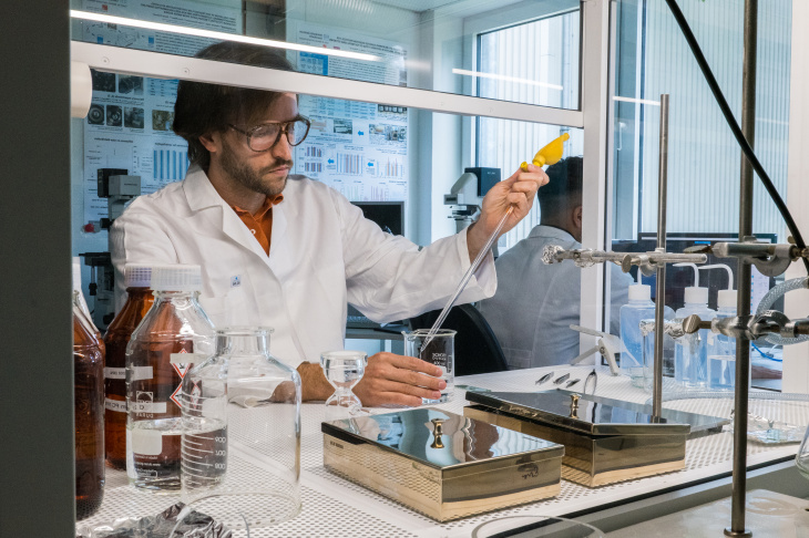Doktorand Lars Hildebrandt beschäftigt sich im Institut für Küstenforschung mit Mikro- und Nanoplastikpartikeln in der aquatischen und marinen Umwelt. Foto: HZG/Steffen Niemann Lars Hildebrandt im Labor