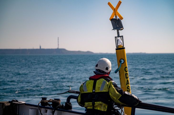 Die Installation der gelben Tonnen, die das Areal abstecken, war erfolgreich. Foto: Fraunhofer IFAM/Deichblick Installation Tonne auf See