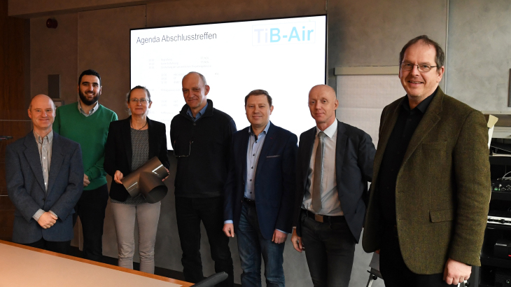 Die Projektmitarbeiter beim Abschlusstreffen am HZG (von links nach rechts): Inselmann von der Firma HSC-Kontur UG (Geschäftsführer), Herr Nawaya vom Leibniz-IWT-Bremen, Frau Wagner von der Firma FormTech GmbH, Herr Dr. Ventzke (HZG, Abt.WMF), Herr Dr. habil. Kashaev (HZG, Leiter der Abt. WMF), Herr Becker vom DLR (Vertreter des Projektträgers DLR) und Herr Dr. Plagemann von Fraunhofer-IFAM Bremen.
Dieser Demonstrator ist ein Rohrknoten aus einer Titan-Legierung, der in ein Zapfluft-System eingesetzt werden soll. Foto: HZG/René Dinse
Die Projektmitarbeiter beim Abschlusstreffen am HZG