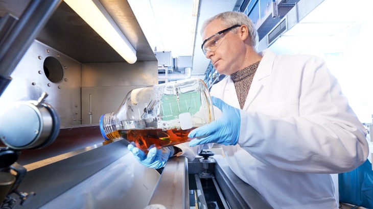 Membranen, die in Geesthacht aus Polymeren entwickelt wurden, finden heute schon in vielen Bereichen Anwendung. Foto: HZG/Christian Schmid Wissenschaftler zieht Membranen