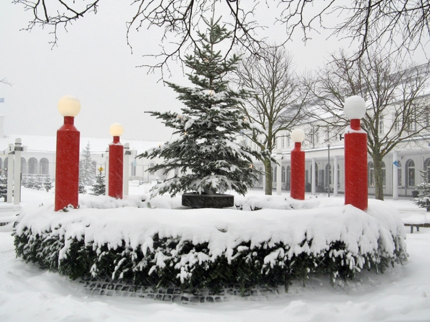 Riesen Adventskranz mit 2 leuchtenden laternen, in der Mitte eine Tanne