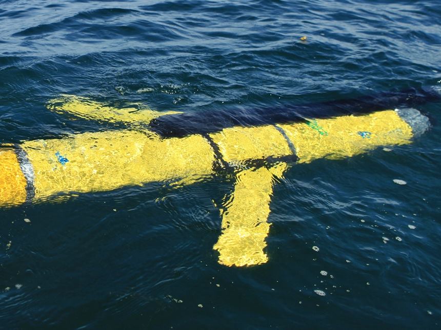 Ein Glider wird zu Wasser gelassen.
