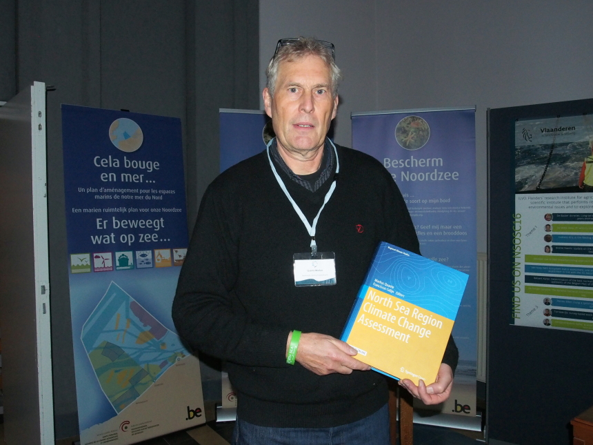 Prof. Dr. Markus Quante mit dem neu erschienenen Buch des NOSCCA Nordsee-Klimaberichts